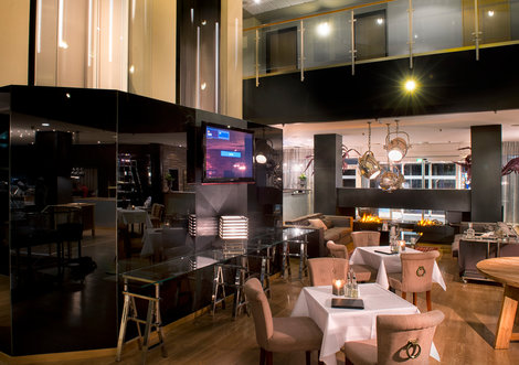 Lobby Bar mit perfekter Beleuchtung im Wyndham Hannover Atrium Hotel | © Wyndham Hannover Atrium