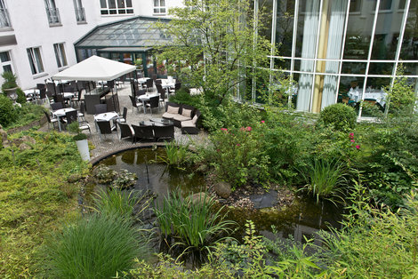 Grüne Gartenterrasse des Hotelrestaurants Wyndham Hannover Atrium | © Wyndham Hannover Atrium