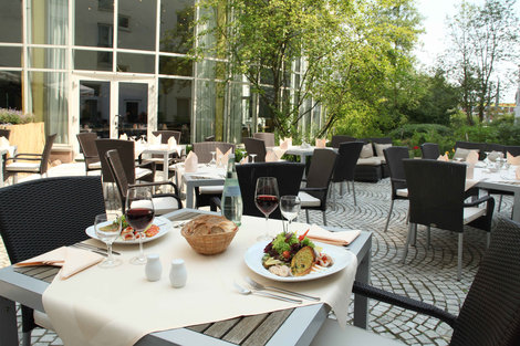 Getränke und Speisen auf der Terrasse des Wyndham Hannover Atrium Hotelrestaurants | © Wyndham Hannover Atrium