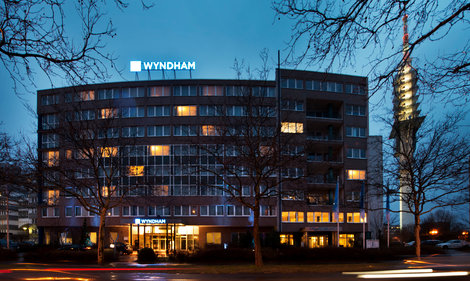 Eingang des Wyndham Hannover Atrium Hotel am Abend | © Wyndham Hannover Atrium
