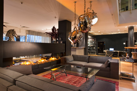 Gemütliche Lobby mit Sofas und Kamin im Wyndham Hannover Atrium Hotel | © Wyndham Hannover Atrium